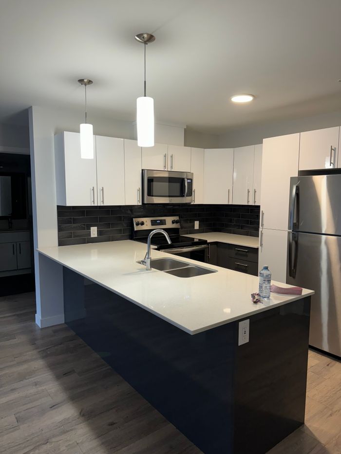 Minimalist kitchen featuring a sleek design, modern appliances, and ample lighting, perfect for contemporary homes.